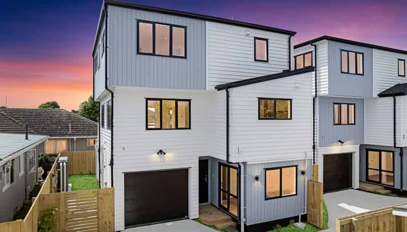 1 Lusty Lush, Mangere East