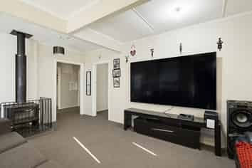 411 Hastings St South, Akina