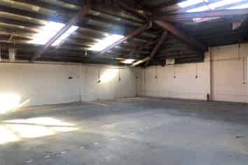 Modern Showroom/Warehouse 420m2