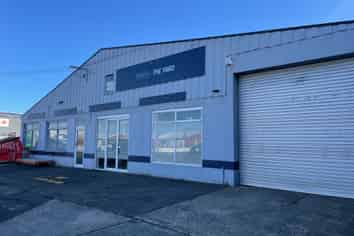 Modern Showroom/Warehouse 420m2