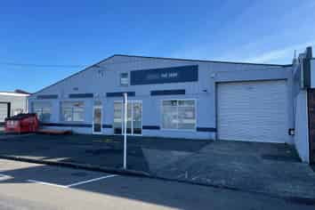 Modern Showroom/Warehouse 420m2