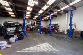 140m2 Hillside Industrial - 90% Warehouse! 