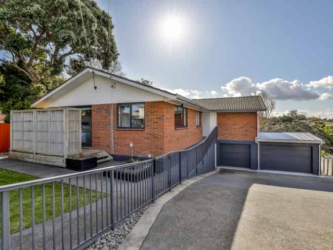 88 Tiroroa Avenue, Te Atatu South