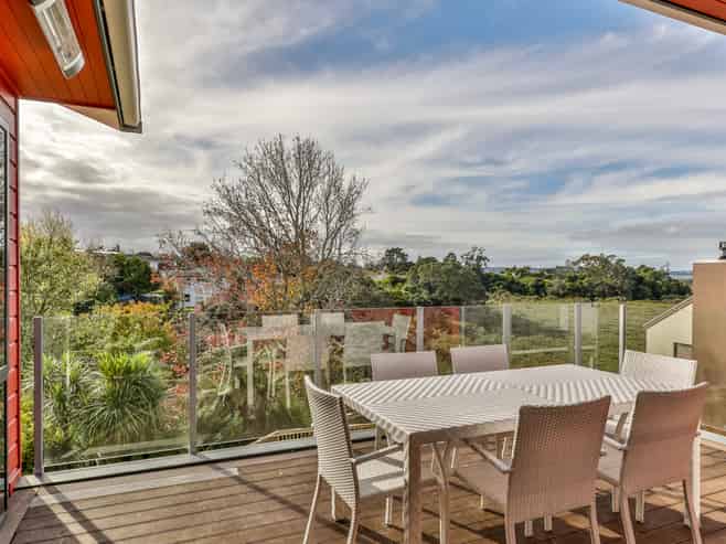 88 Tiroroa Avenue, Te Atatu South