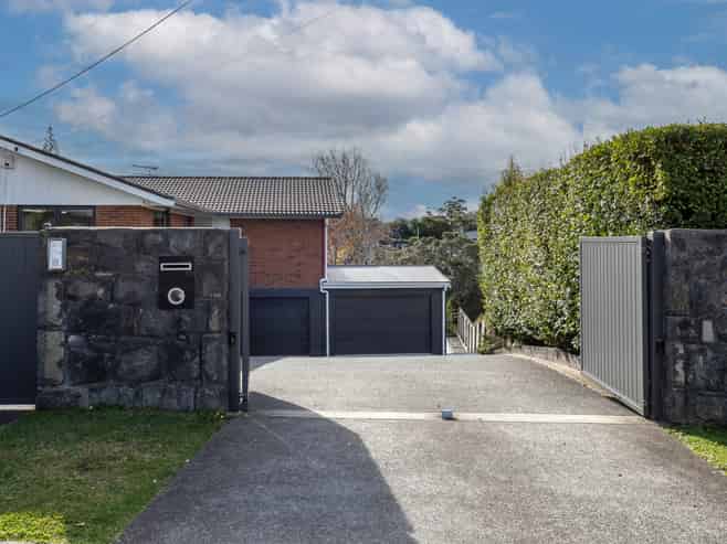 88 Tiroroa Avenue, Te Atatu South