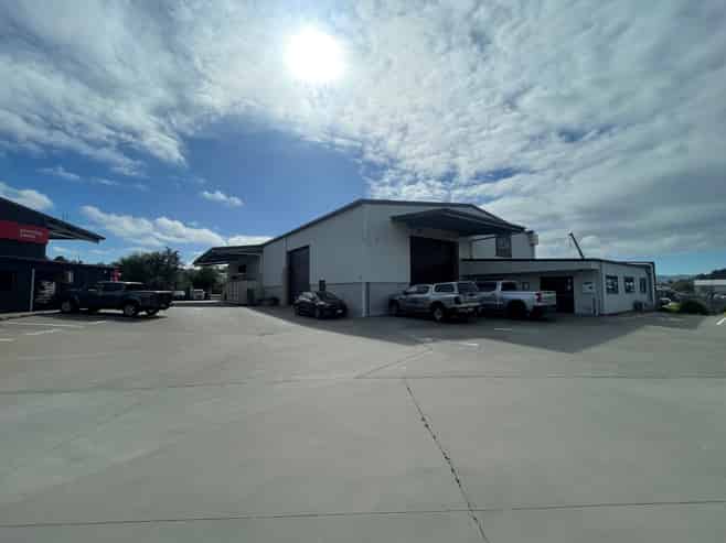 Tidy industrial facility - Easy SH1 access