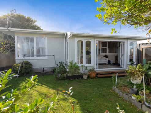 8 Omata Road, Westown