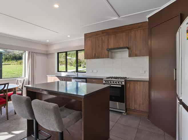 1422 Manawahe Road, Manawahe