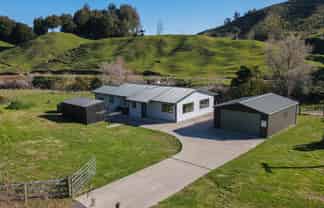 1422 Manawahe Road, Manawahe