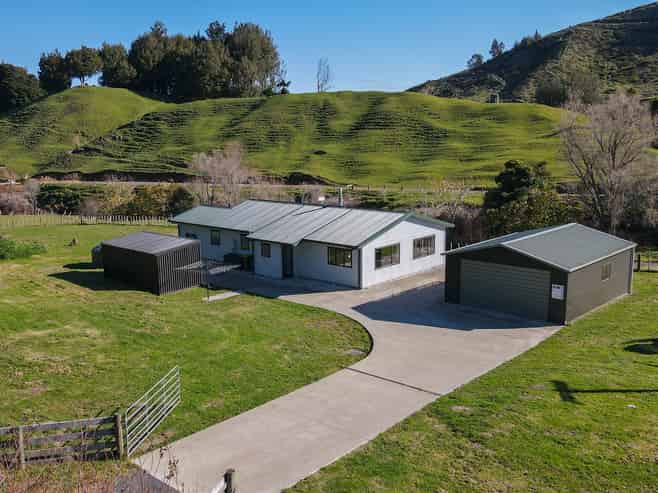 1422 Manawahe Road, Manawahe