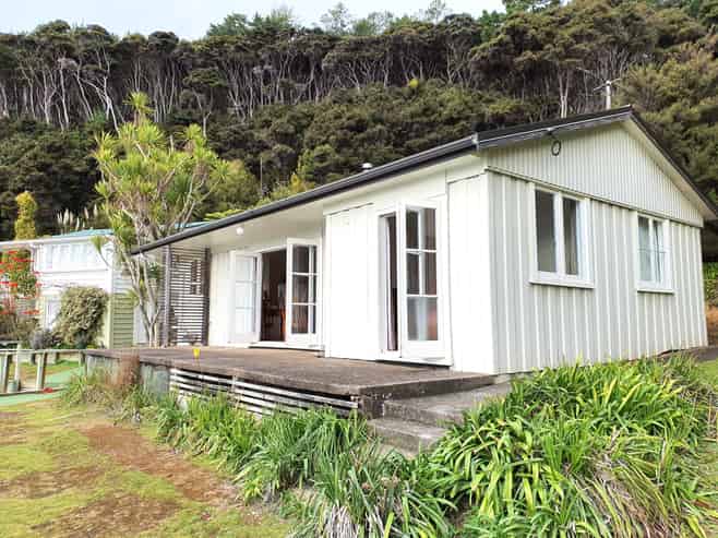 219-222/DP7675 Bon Accord Harbour, Kawau Island