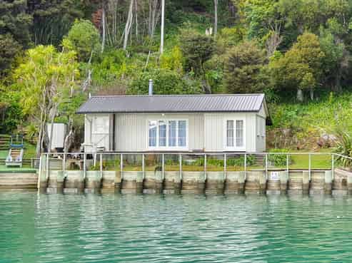 219-222/DP7675 Bon Accord Harbour, Kawau Island
