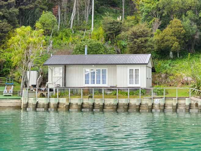 219-222/DP7675 Bon Accord Harbour, Kawau Island