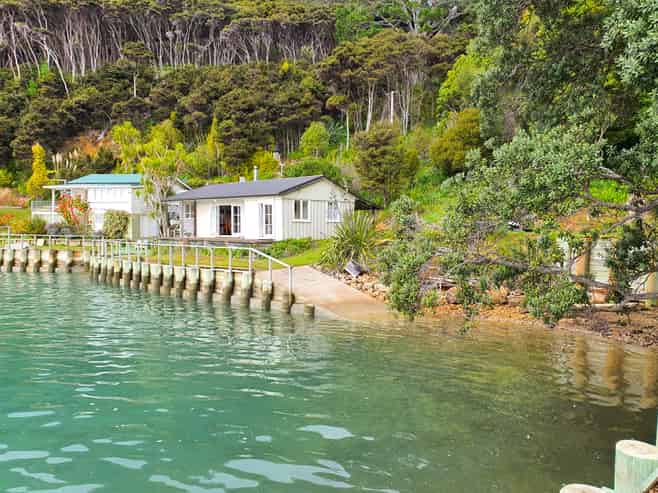 219-222/DP7675 Bon Accord Harbour, Kawau Island
