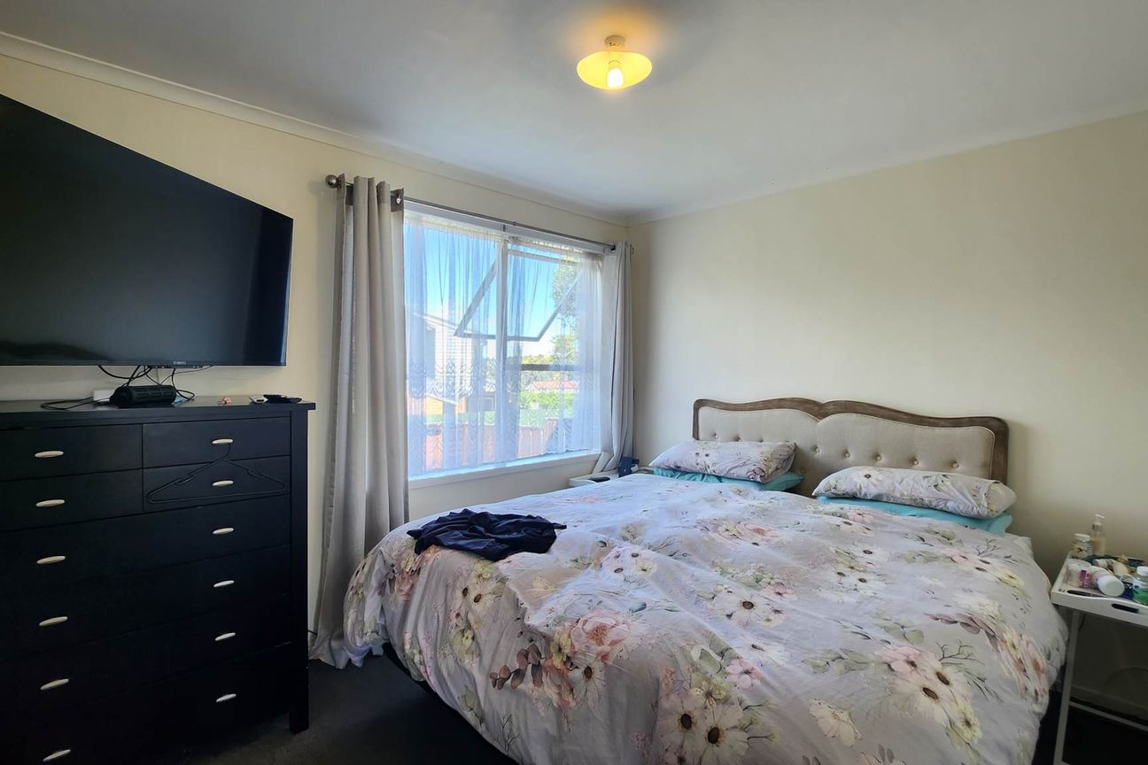 Solid two bedroom unit, in family style block. - Widok 2
