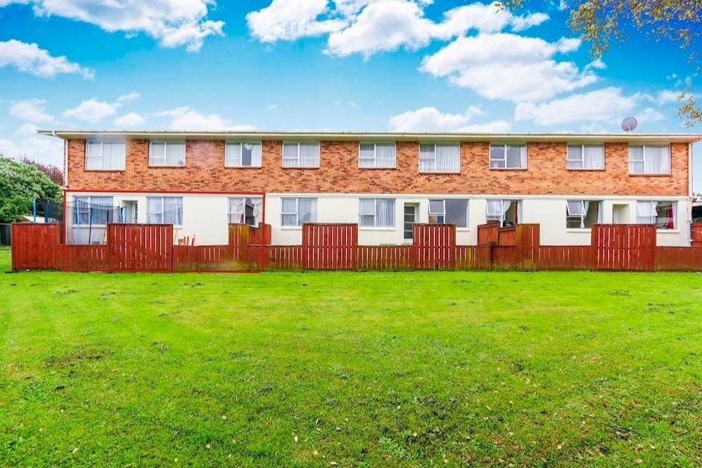Solid two bedroom unit, in family style block. - Widok 6
