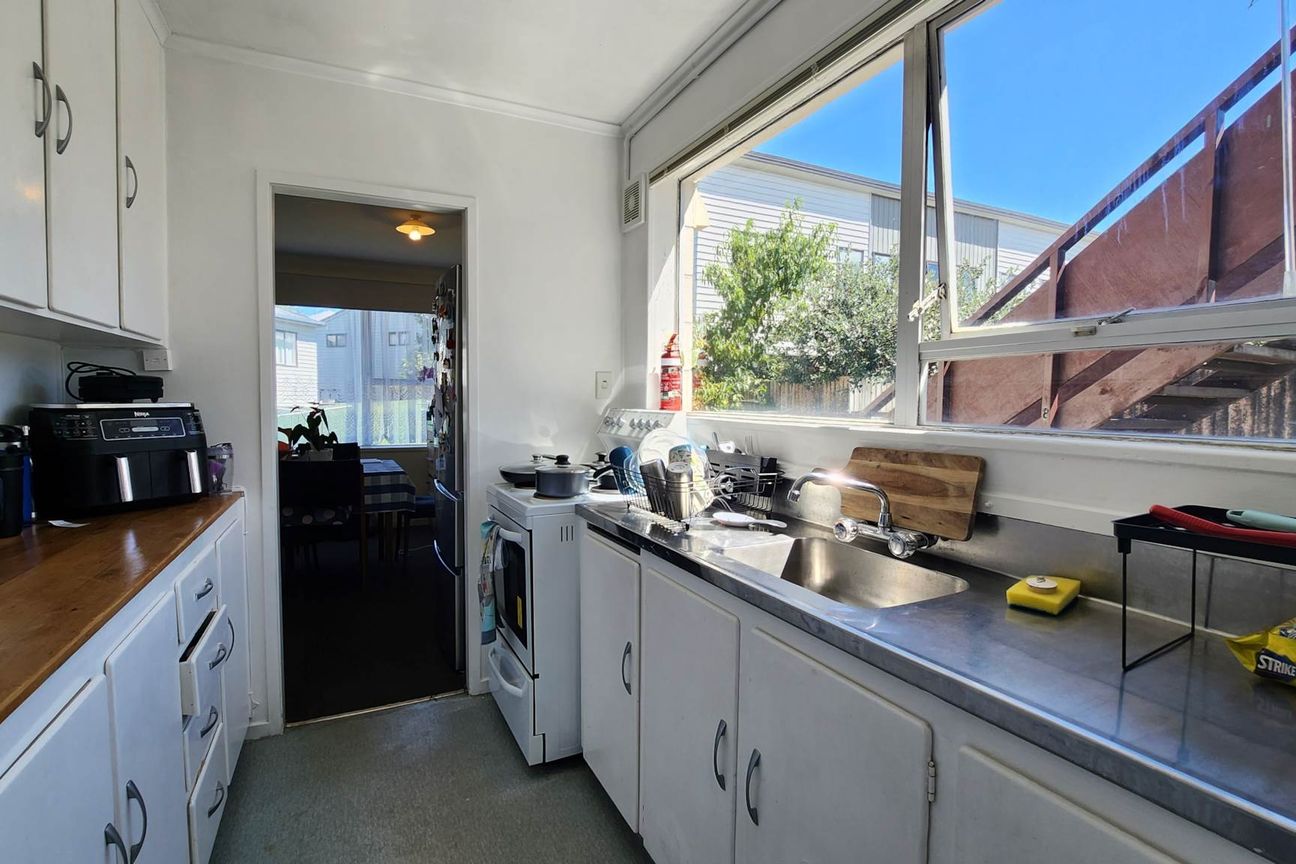 Solid two bedroom unit, in family style block. - Widok 5