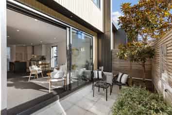 2/20 Trent Street, Island Bay