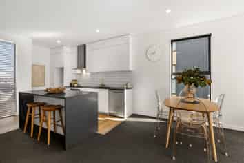 2/20 Trent Street, Island Bay