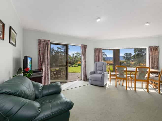 22 Fairbourne Drive, Fairhall