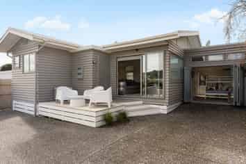 220A Ocean Road, Whangamata