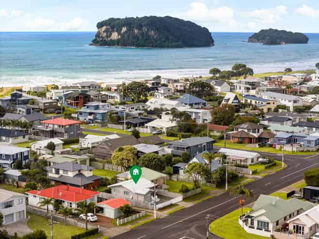 220A Ocean Road, Whangamata