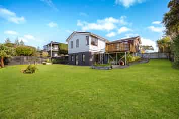 16 Halldene Terrace, Red Beach