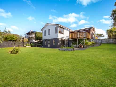 16 Halldene Terrace, Red Beach