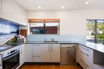 16 Halldene Terrace, Red Beach