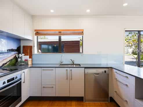 16 Halldene Terrace, Red Beach