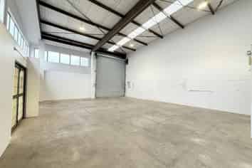 Affordable Wiri Warehouse with Amenities