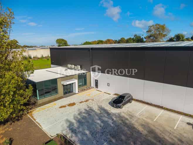 Brand New High-Stud Unit - Drive-Through Access