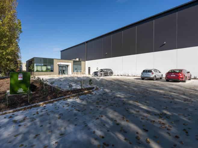 Brand New High-Stud Unit - Drive-Through Access