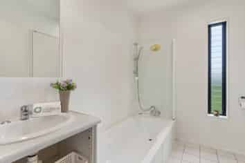 11/12 Ambrico Place, New Lynn