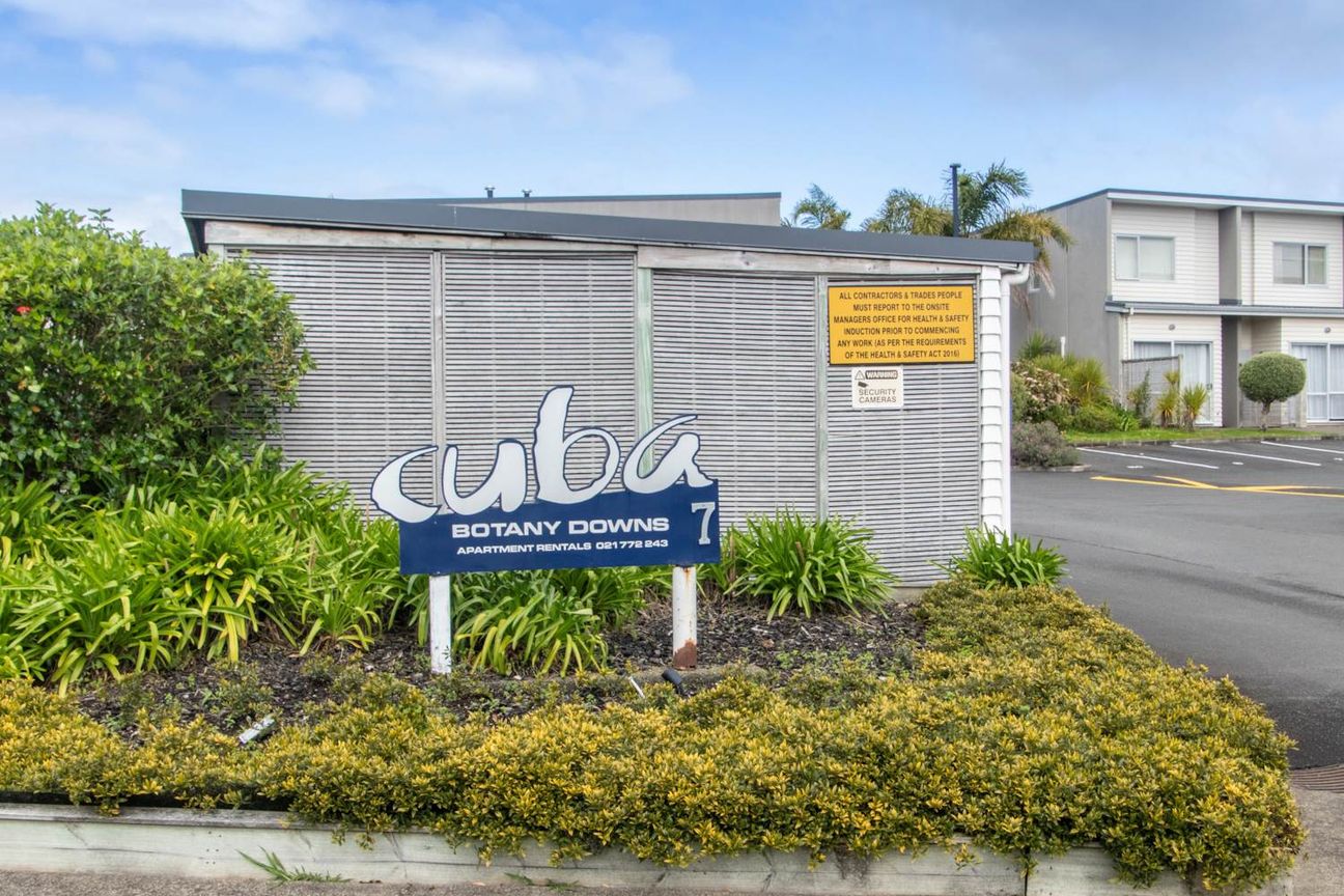 1-Bedroom flat with carpark and view - More