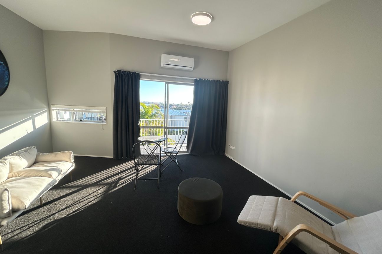 1-Bedroom flat with carpark and view - View 3