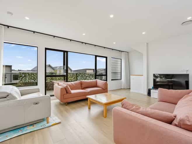 6 Moki Place, Long Bay