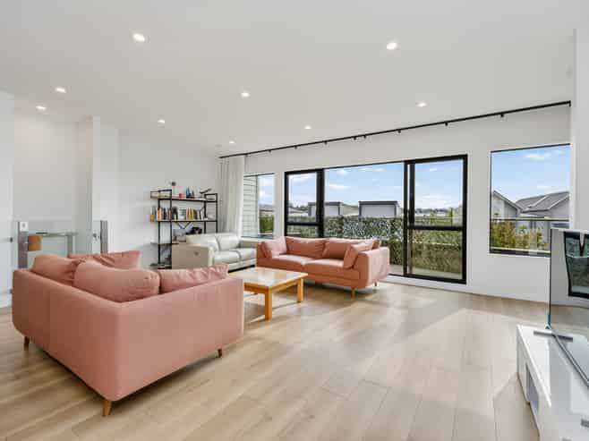 6 Moki Place, Long Bay