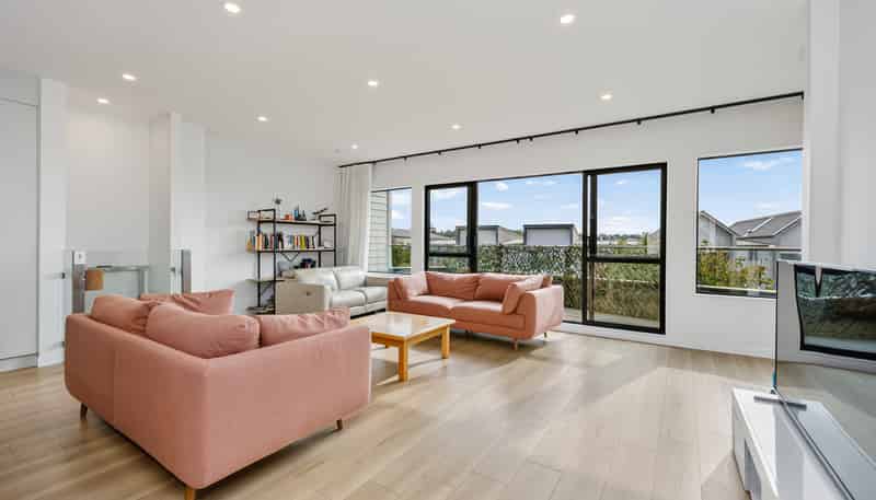 6 Moki Place, Long Bay
