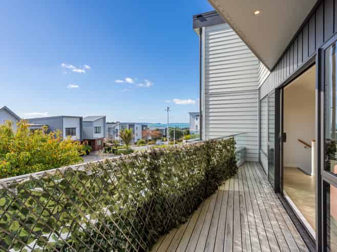 6 Moki Place, Long Bay