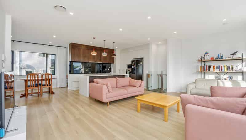 6 Moki Place, Long Bay