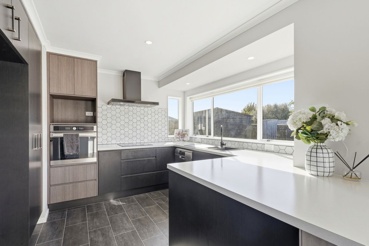 IMMACULATE HOME in TOP LOCATION!! - Widok 2