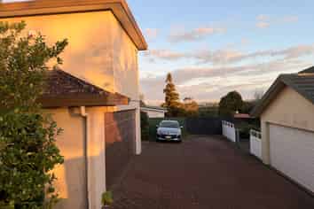 2/227 Sunset Road, Sunnynook