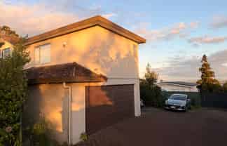 2/227 Sunset Road, Sunnynook