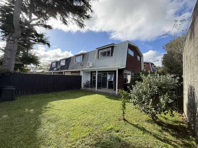 8E Montgomery Crescent, Clouston Park