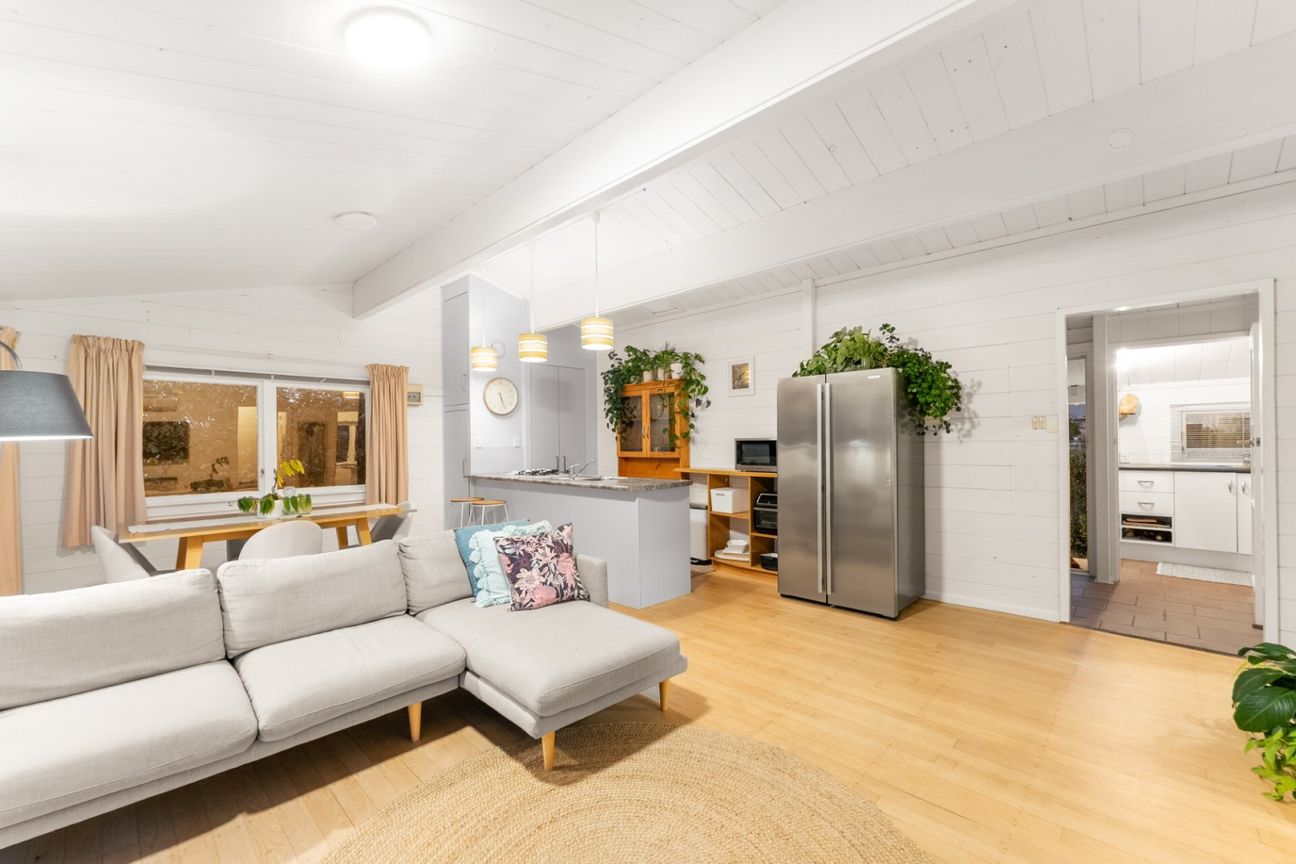 Coastal Charm Meets Classic Papamoa - Vista 6