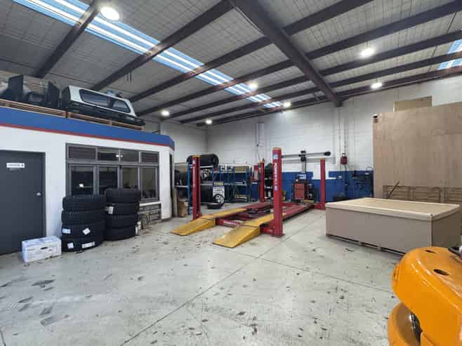 Functional road-front industrial – 228sqm