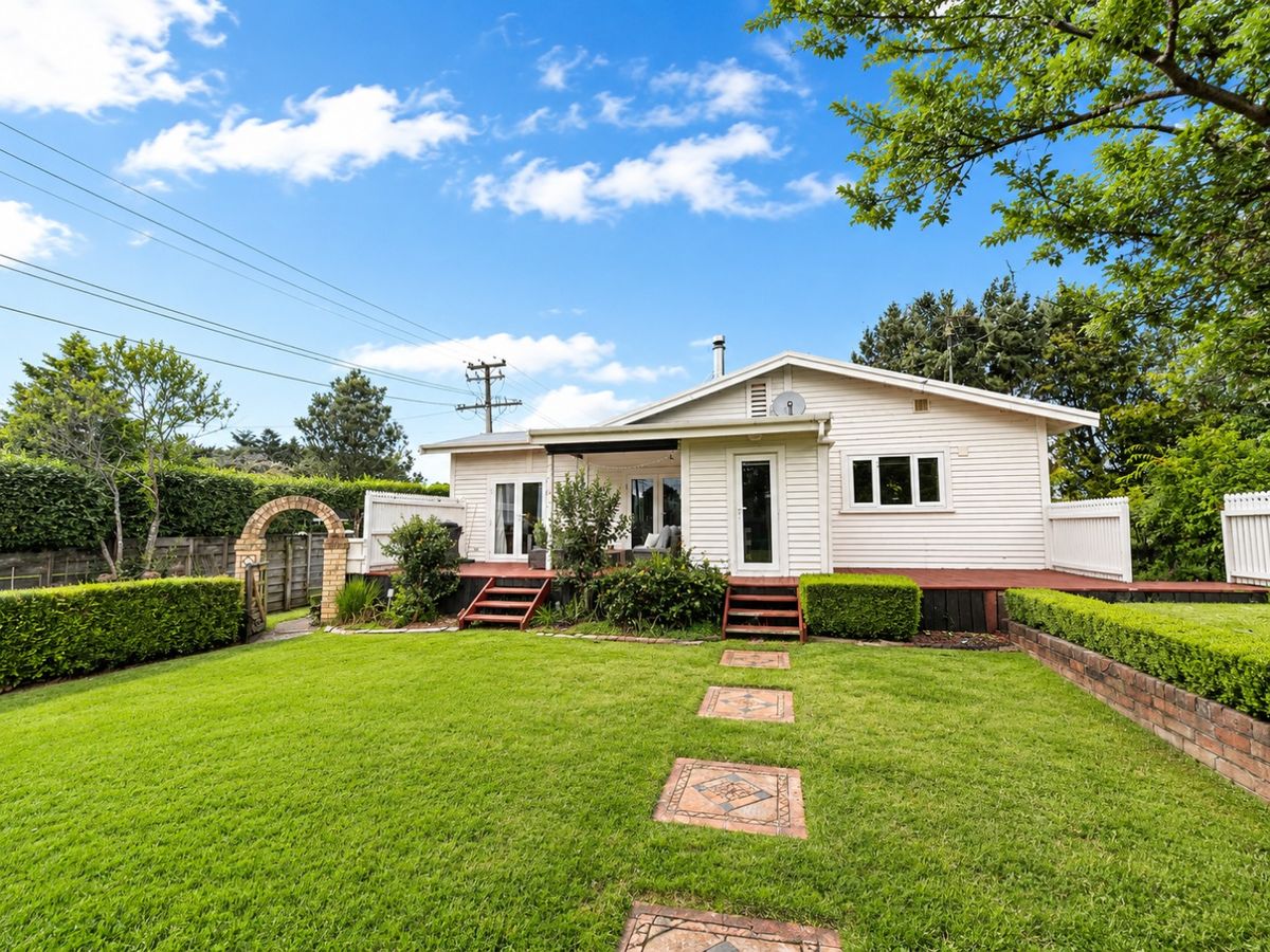 Beautifully renovated 3 bedroom home in the heart of Waimauku available Mid June!