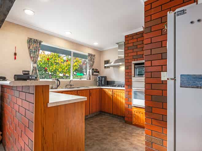 184 Amberley Avenue, Highbury