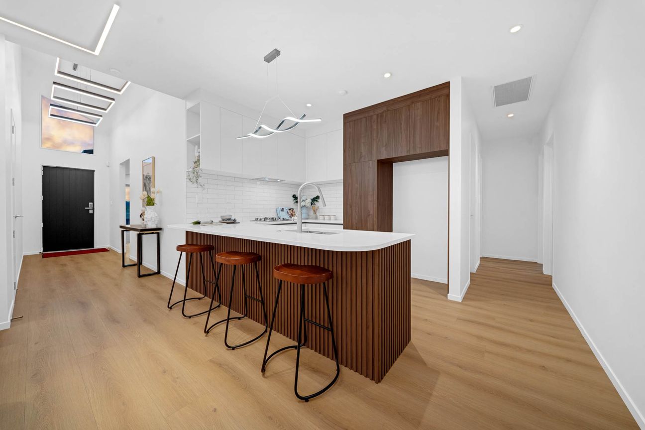 Modern Luxury Meets Multi-Generational Living - Więcej